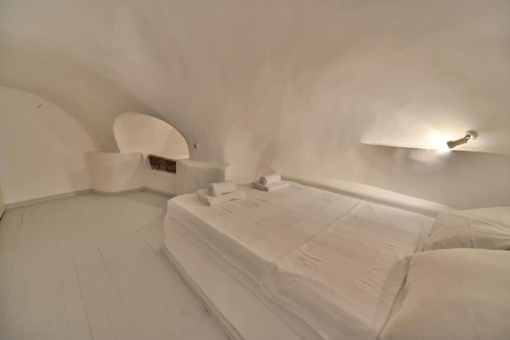 Astrea Suites "Ostria Cave Villa-Outdoor Jacuzzi" Oia  Exterior photo
